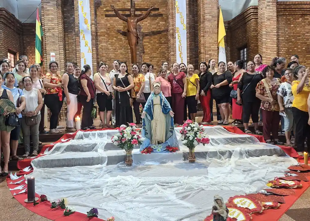Catequesis Juvenil rezó el Santo Rosario por las familias y las madres
